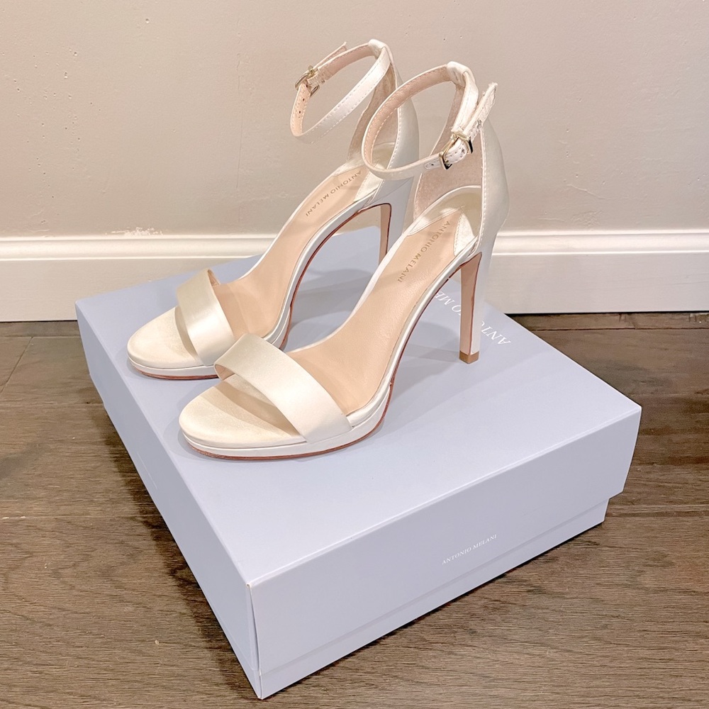Like New! Antonio Melani Paislee White Satin dress heels. Wedding shoes.